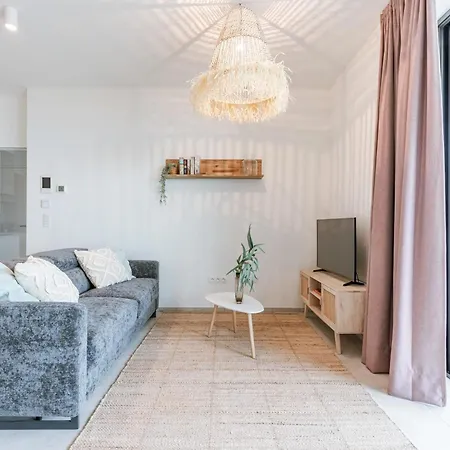 Huswell - Your Perfect Coastal Escape With Swimming Pool Apartment *