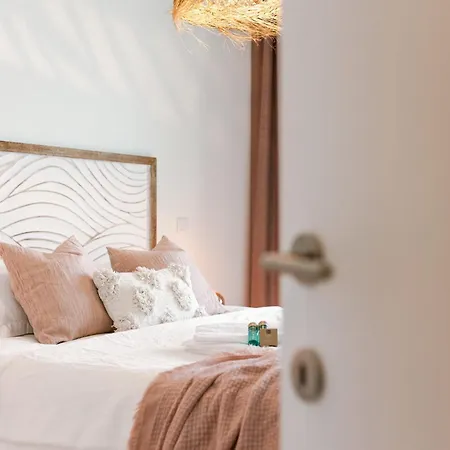 Huswell - Your Perfect Coastal Escape With Swimming Pool *