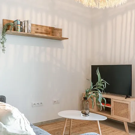 Huswell - Your Perfect Coastal Escape With Swimming Pool Apartment