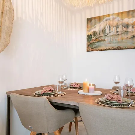 Huswell - Your Perfect Coastal Escape With Swimming Pool Apartment *