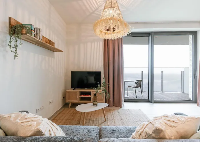 Huswell - Your Perfect Coastal Escape With Swimming Pool