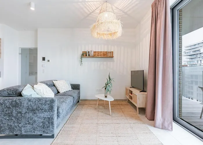 Huswell - Your Perfect Coastal Escape With Swimming Pool Apartment *