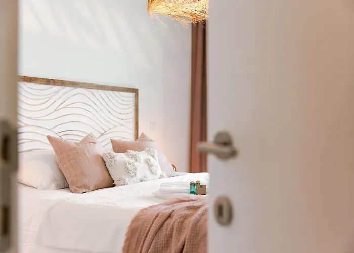 Huswell - Your Perfect Coastal Escape With Swimming Pool *