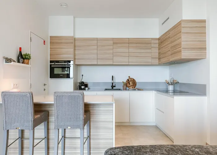 Huswell - Your Perfect Coastal Escape With Swimming Pool