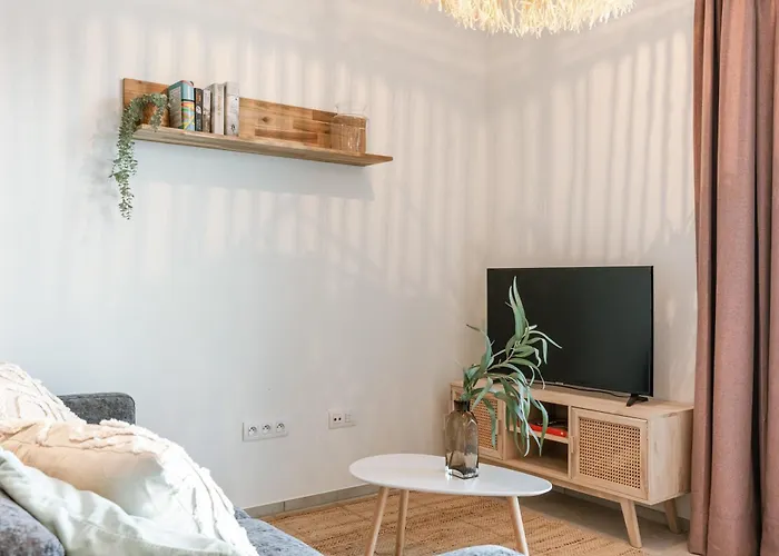 Huswell - Your Perfect Coastal Escape With Swimming Pool Apartment