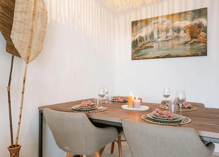 Huswell - Your Perfect Coastal Escape With Swimming Pool Apartment *