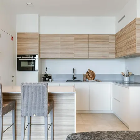 Huswell - Your Perfect Coastal Escape With Swimming Pool